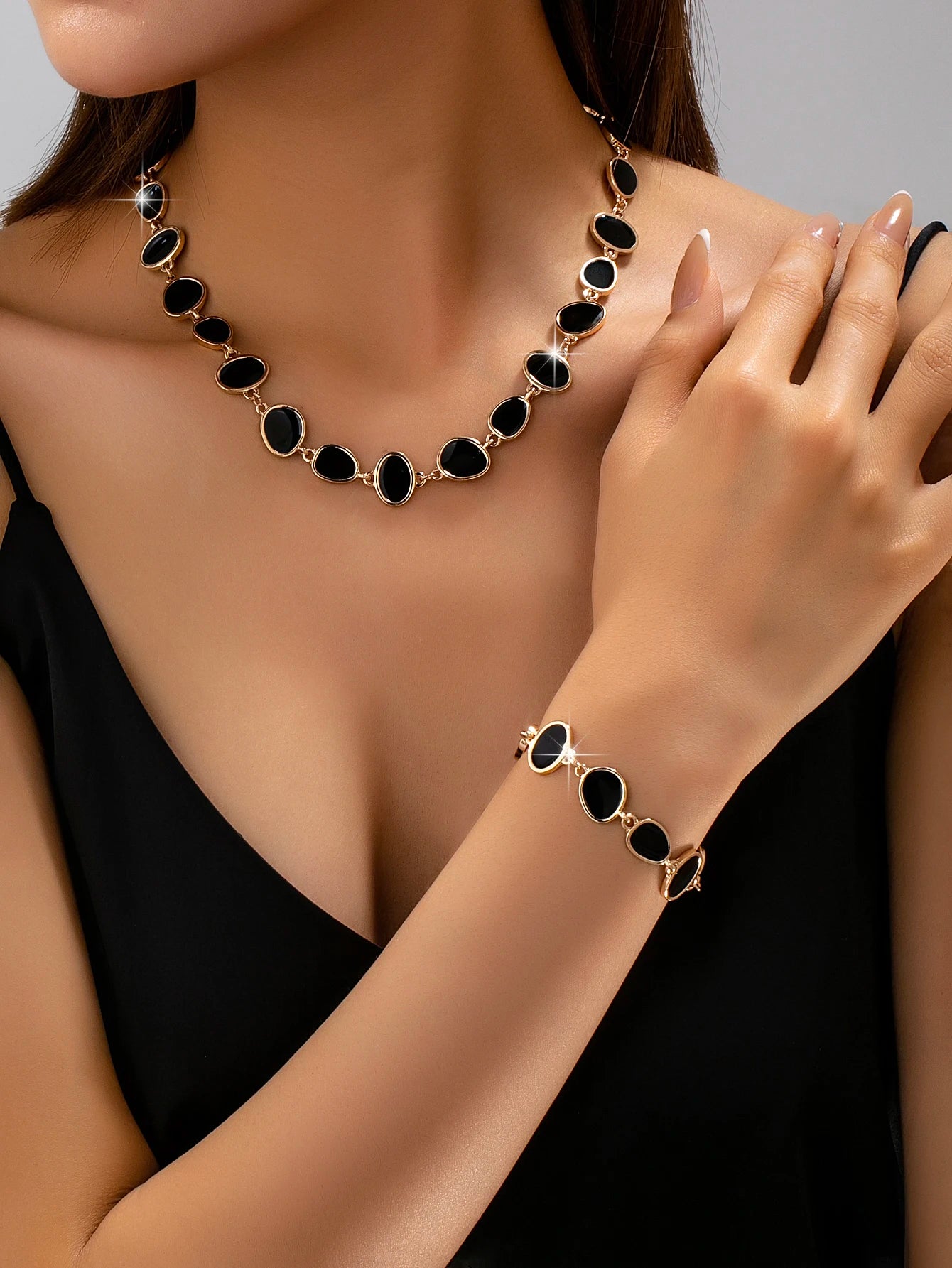 A Set of Trendy, Light Luxury, Casual, Stylish, Elegant and Versatile Women's Necklace and Bracelet Set