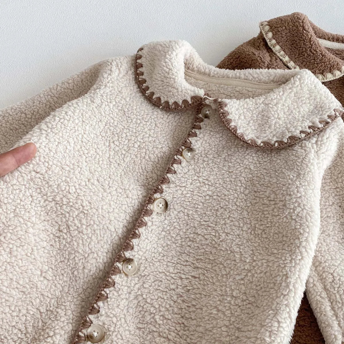 Baby's winter lapel fleece-lined long-sleeved jumpsuit, male and female baby plush long-sleeved jumpsuit, very suitable for goin
