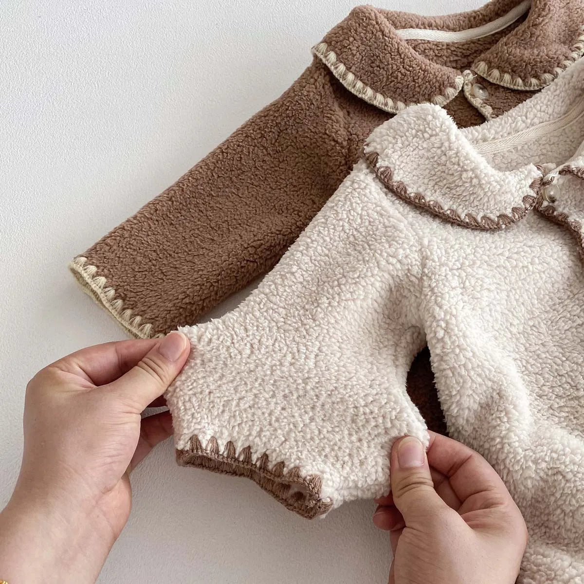 Baby's winter lapel fleece-lined long-sleeved jumpsuit, male and female baby plush long-sleeved jumpsuit, very suitable for goin