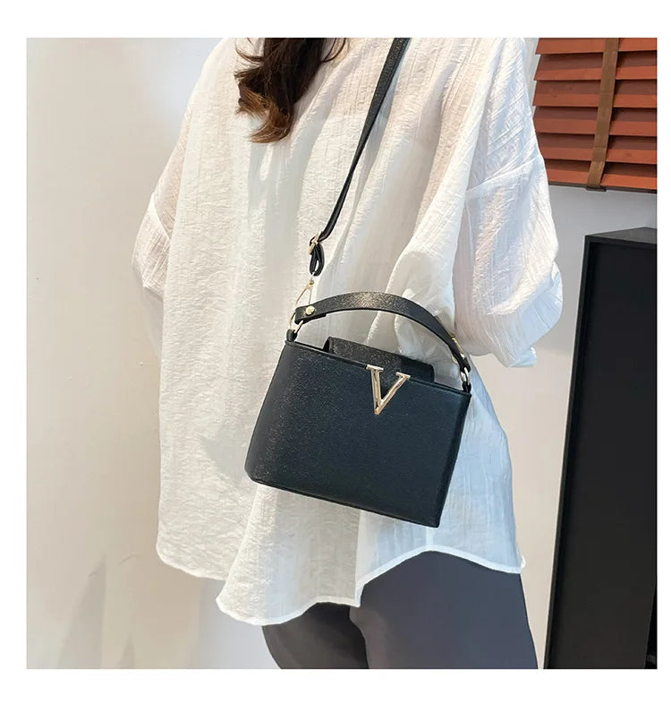 Luxury handbags for women 2026 New VLarge-capacity bucket bag for commuting, hand-held shoulder bag