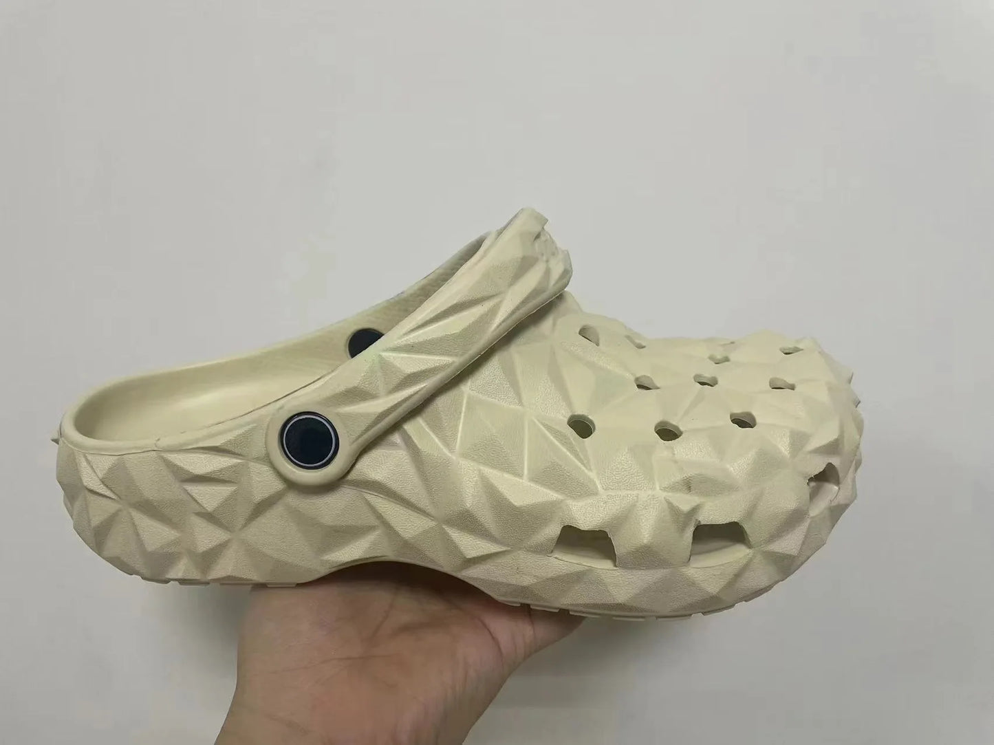 Men's Perforated Sandals, Comfortable, Lightweight, Non-Slip Garden Slippers, Versatile Beach Shoes for All Seasons