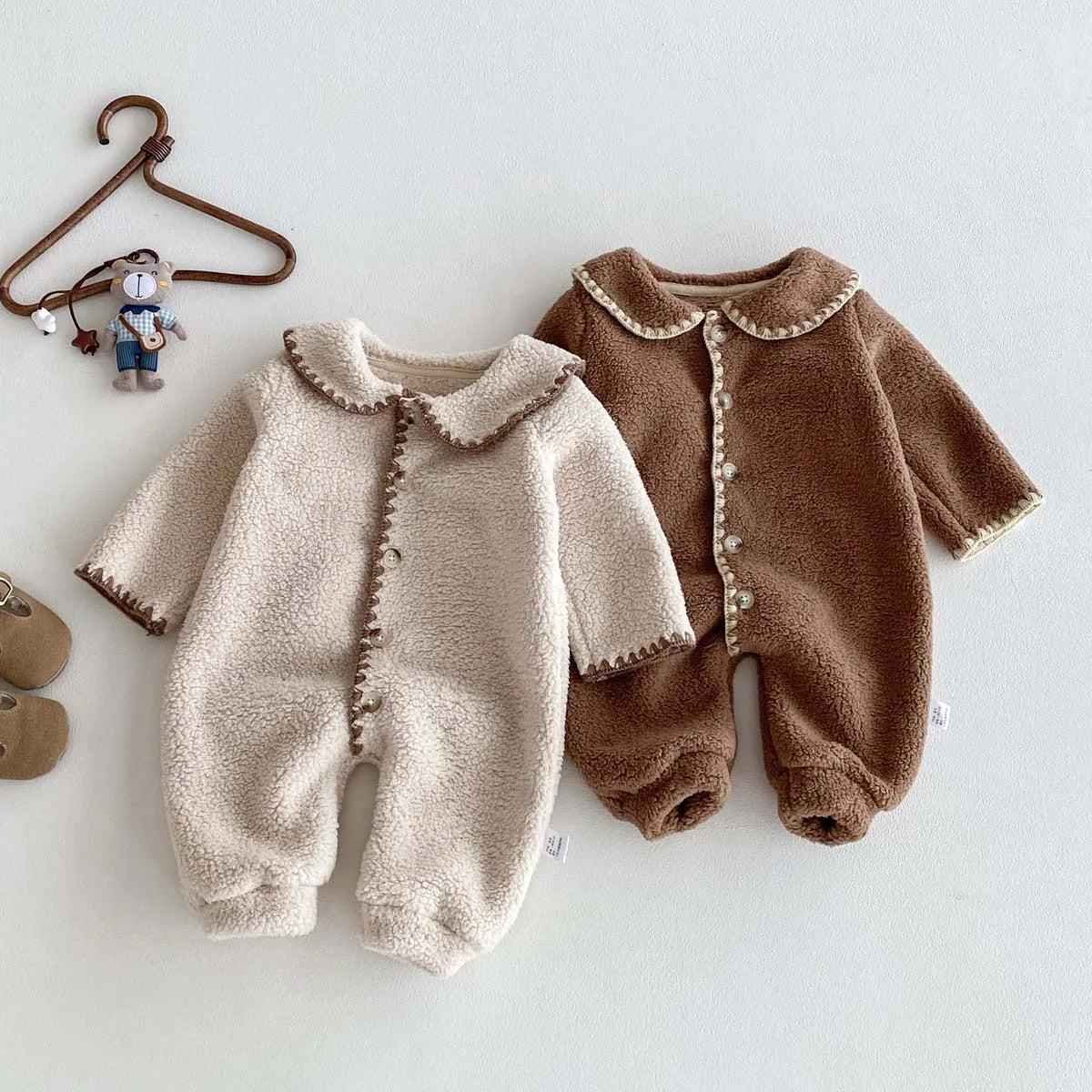 Baby's winter lapel fleece-lined long-sleeved jumpsuit, male and female baby plush long-sleeved jumpsuit, very suitable for goin