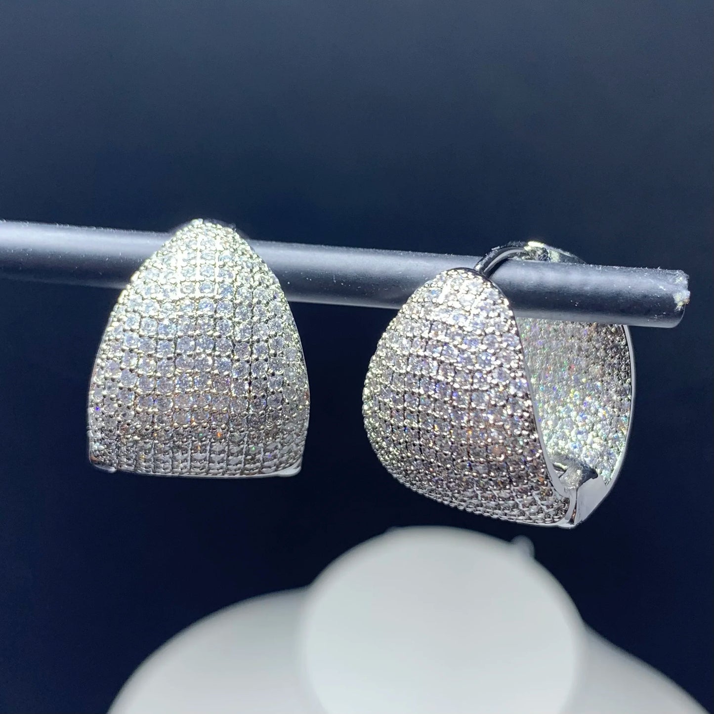 2025 New Arrived Classic Women Fashion Jewelry Full Micro Paved Sparking CZ Curved Waterdrop Shaped Huggie Hoop Earring