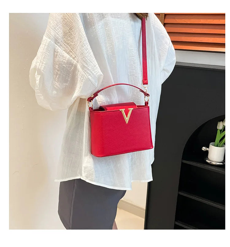 Luxury handbags for women 2026 New VLarge-capacity bucket bag for commuting, hand-held shoulder bag