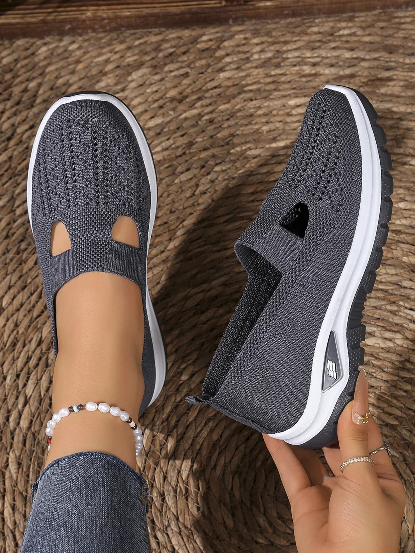 Women's Casual Sports Shoes with Breathable Mesh, Fashionable and Versatile, Soft Soles, Comfortable and Casual 2026 New
