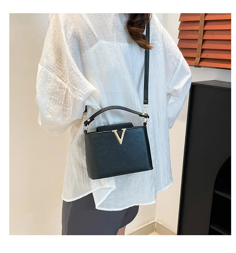 Luxury handbags for women 2026 New VLarge-capacity bucket bag for commuting, hand-held shoulder bag