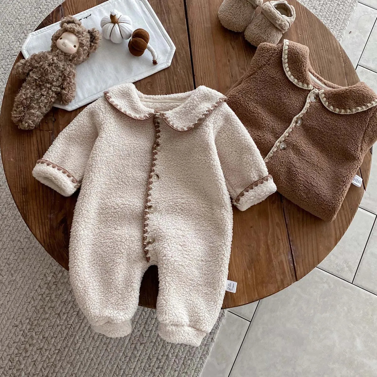 Baby's winter lapel fleece-lined long-sleeved jumpsuit, male and female baby plush long-sleeved jumpsuit, very suitable for goin