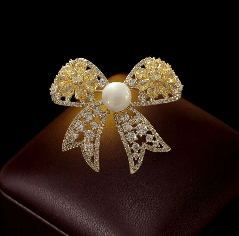 2026 Woman Brooches Luxury Designer Rose Butterfly Dragonfly Vase Bow Broche Pin Micro-inlaid Zircon Elegant Coat Accessories