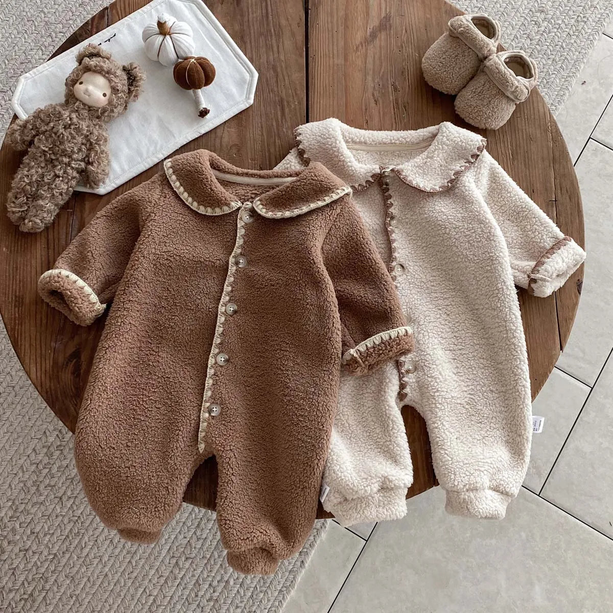 Baby's winter lapel fleece-lined long-sleeved jumpsuit, male and female baby plush long-sleeved jumpsuit, very suitable for goin