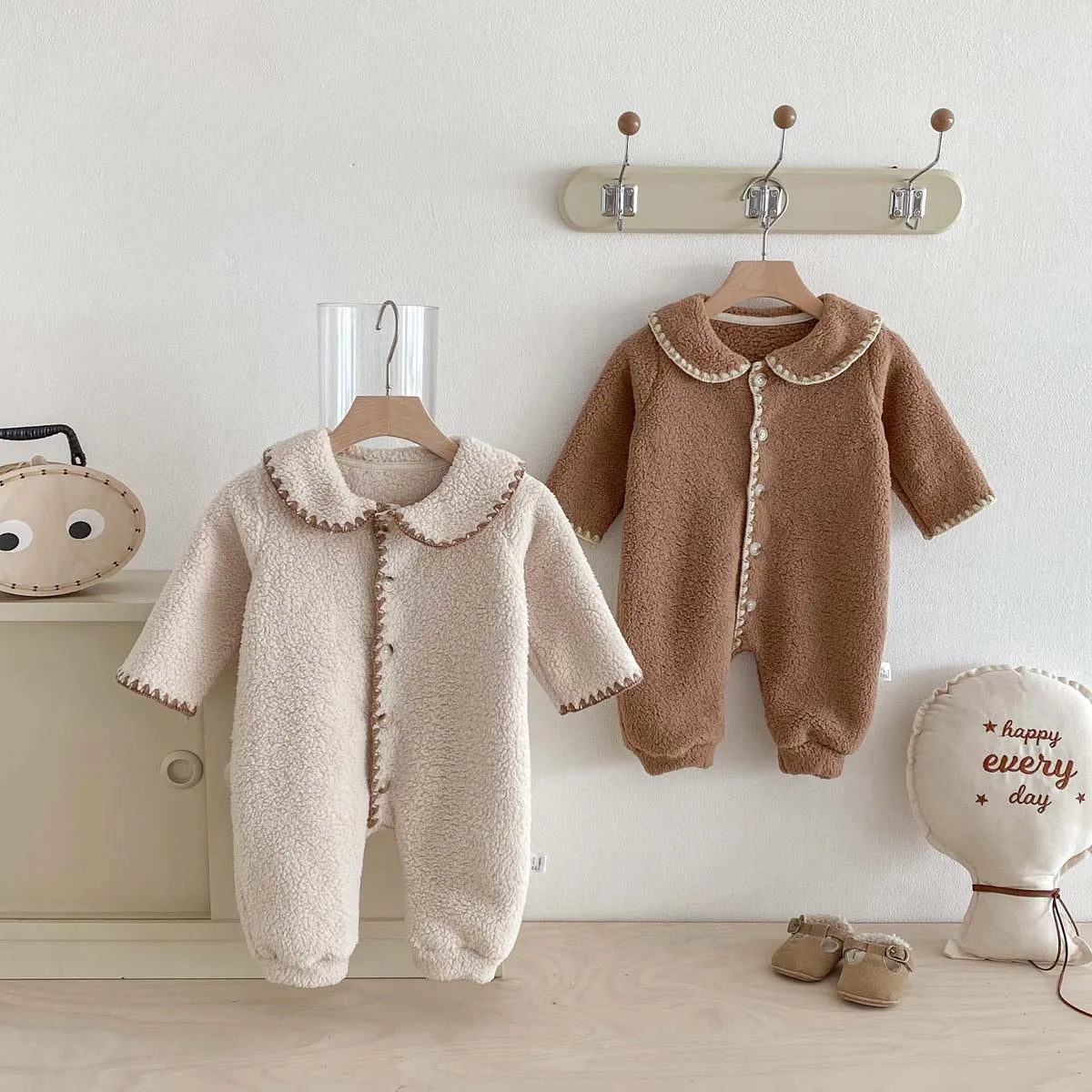 Baby's winter lapel fleece-lined long-sleeved jumpsuit, male and female baby plush long-sleeved jumpsuit, very suitable for goin