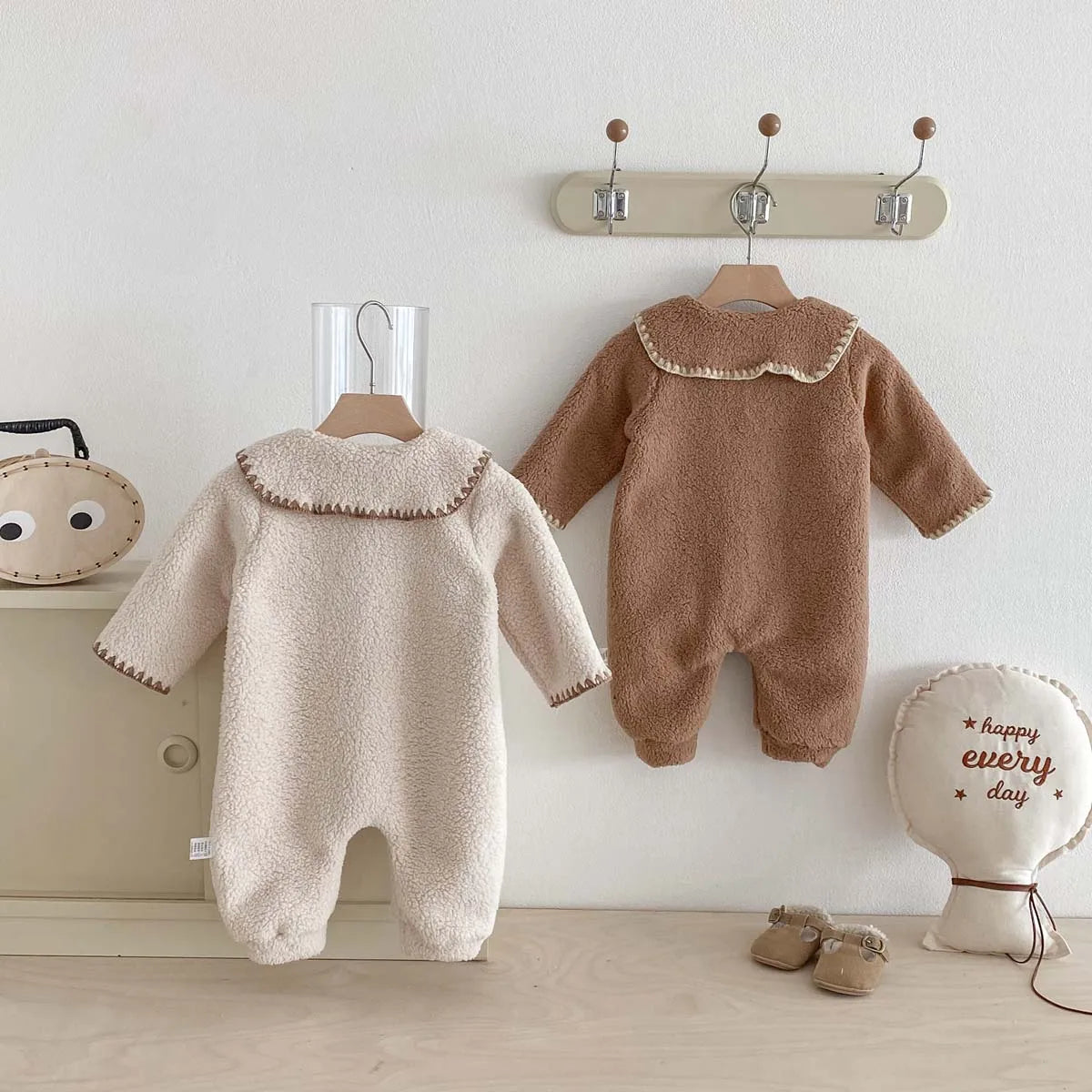 Baby's winter lapel fleece-lined long-sleeved jumpsuit, male and female baby plush long-sleeved jumpsuit, very suitable for goin