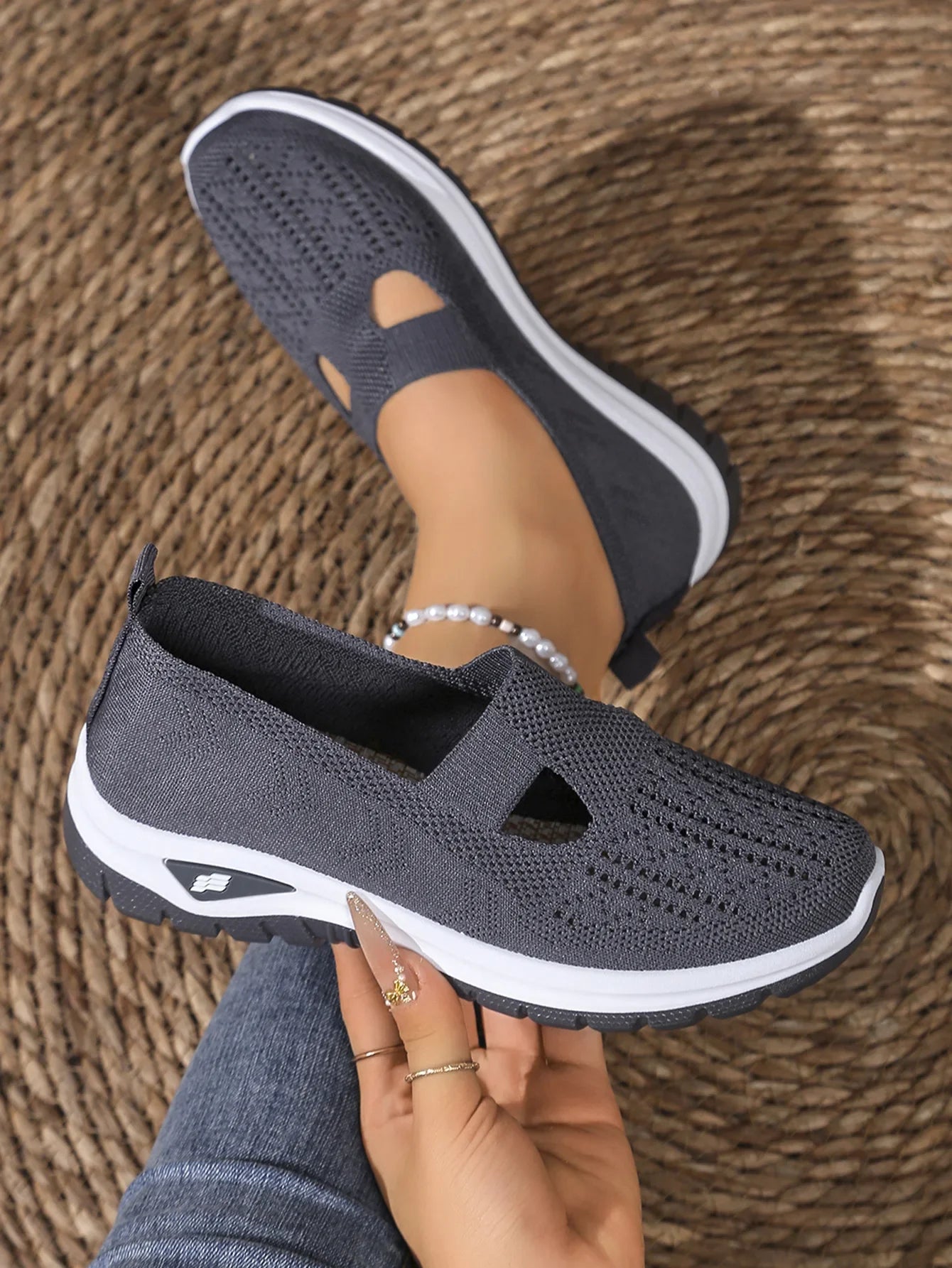 Women's Casual Sports Shoes with Breathable Mesh, Fashionable and Versatile, Soft Soles, Comfortable and Casual 2026 New