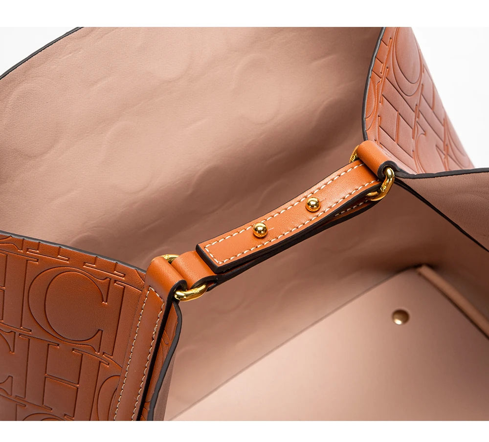 CH Tote Bag For Women Luxury Designer Handbag Fashion Embossed Leather Shoulder Bag Elegant Gold Chain Tote Bag For Daily Use
