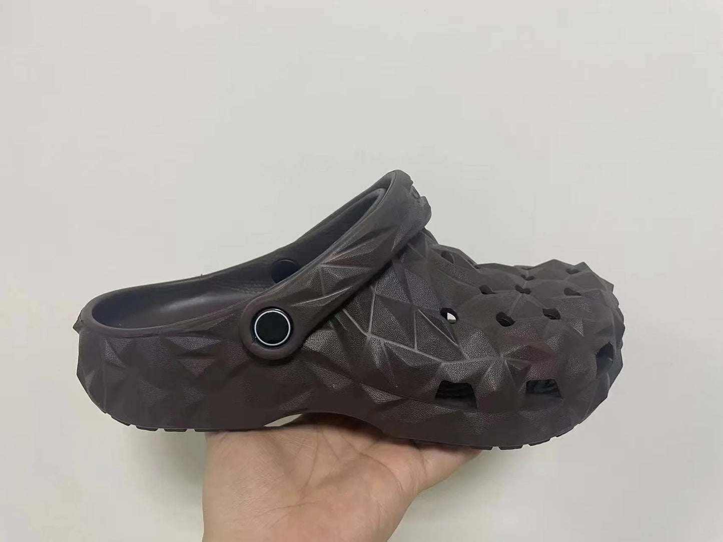 Men's Perforated Sandals, Comfortable, Lightweight, Non-Slip Garden Slippers, Versatile Beach Shoes for All Seasons