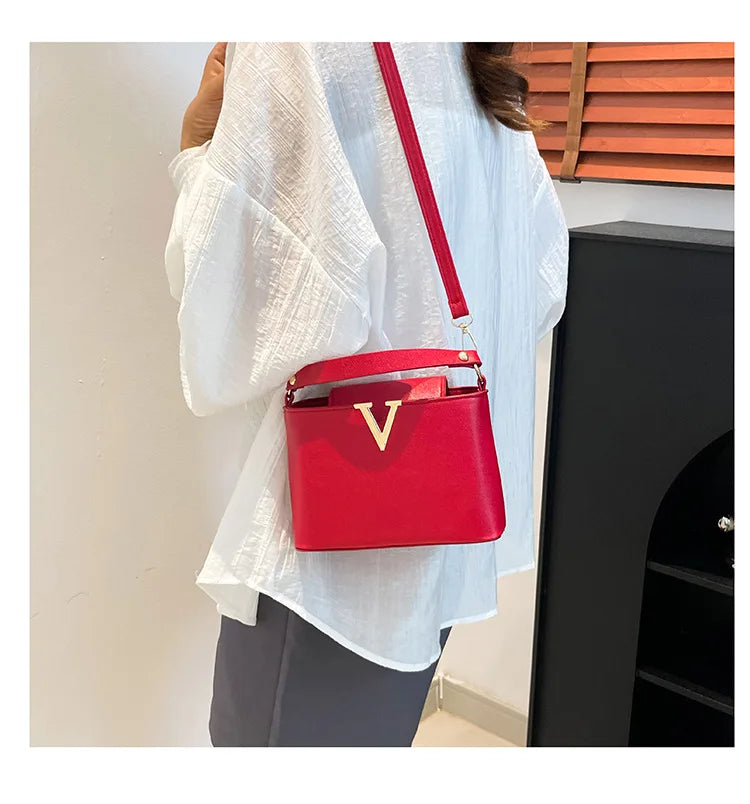 Luxury handbags for women 2026 New VLarge-capacity bucket bag for commuting, hand-held shoulder bag