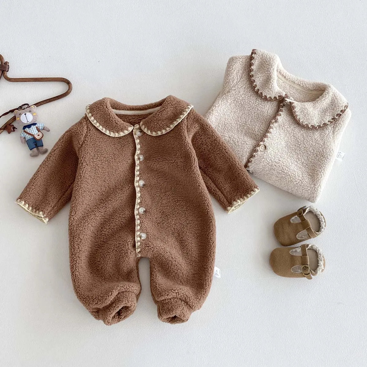 Baby's winter lapel fleece-lined long-sleeved jumpsuit, male and female baby plush long-sleeved jumpsuit, very suitable for goin