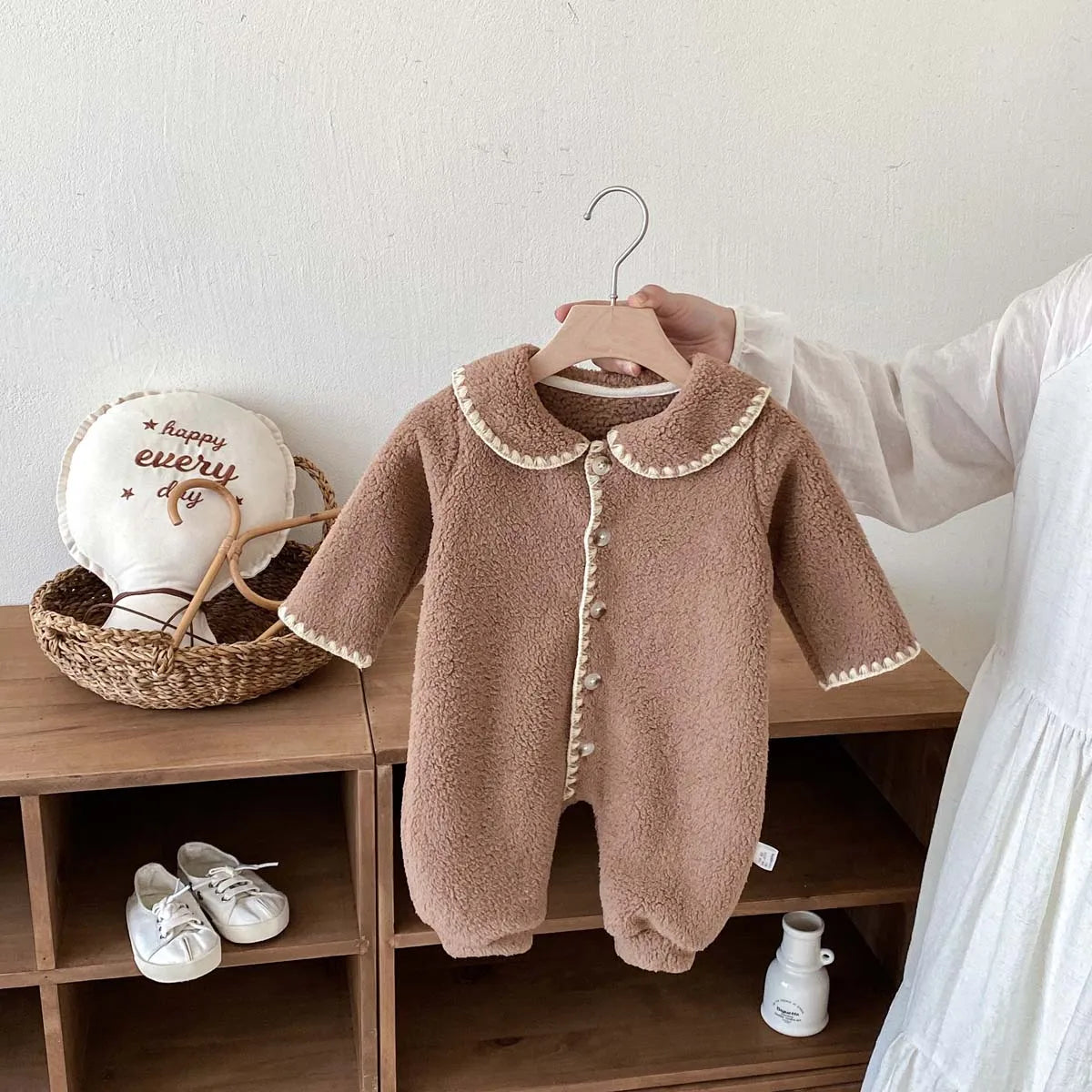 Baby's winter lapel fleece-lined long-sleeved jumpsuit, male and female baby plush long-sleeved jumpsuit, very suitable for goin