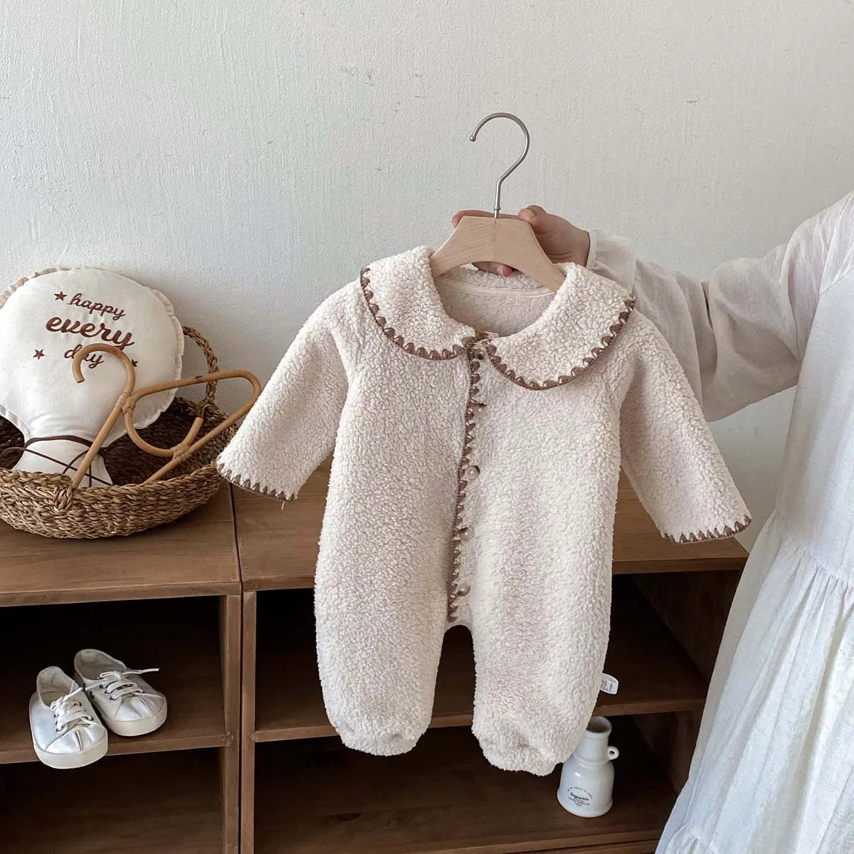 Baby's winter lapel fleece-lined long-sleeved jumpsuit, male and female baby plush long-sleeved jumpsuit, very suitable for goin