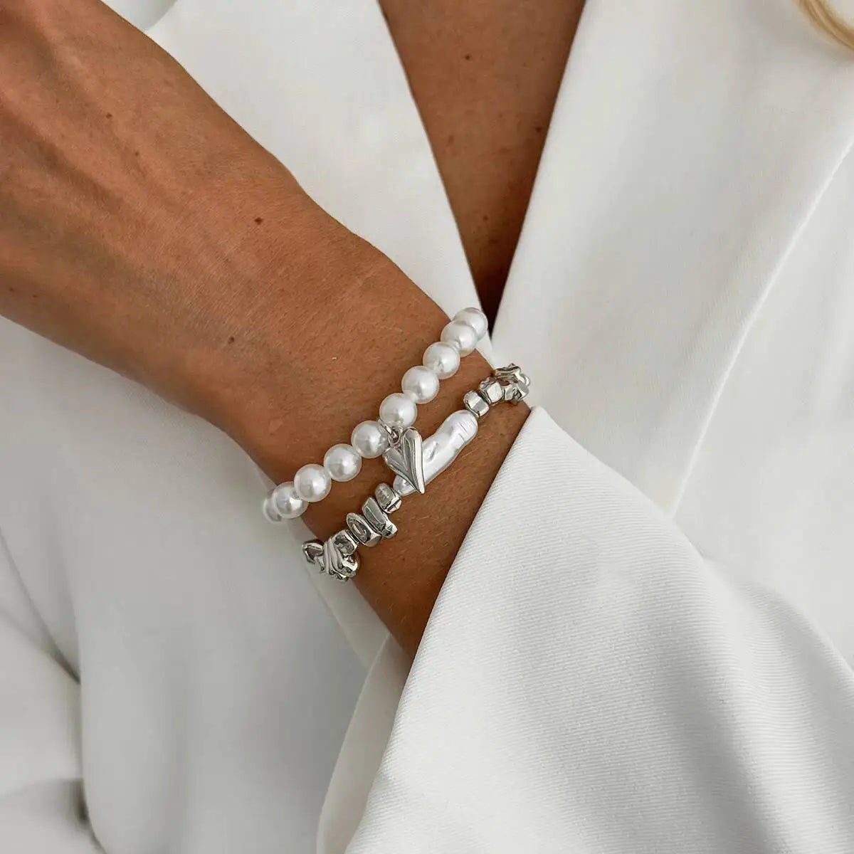 2Pcs/Set Elegant Imitation Pearl Bracelet for Women Bohemian Elastic Rope Chain Bracelet with Heart Pendant Jewelry Gift