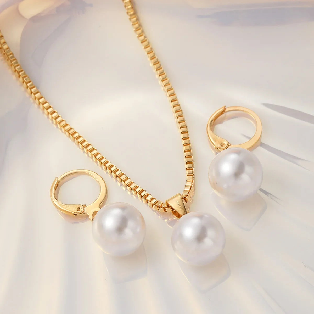 Stylish Pearl Jewelry Set for Women, Featuring Drop Earrings and Matching Necklace, Simple Elegant Everyday Wear and Party Acces