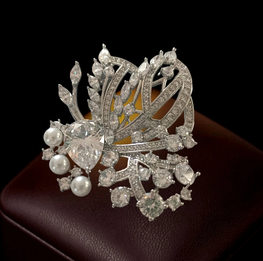 2026 Woman Brooches Luxury Designer Rose Butterfly Dragonfly Vase Bow Broche Pin Micro-inlaid Zircon Elegant Coat Accessories