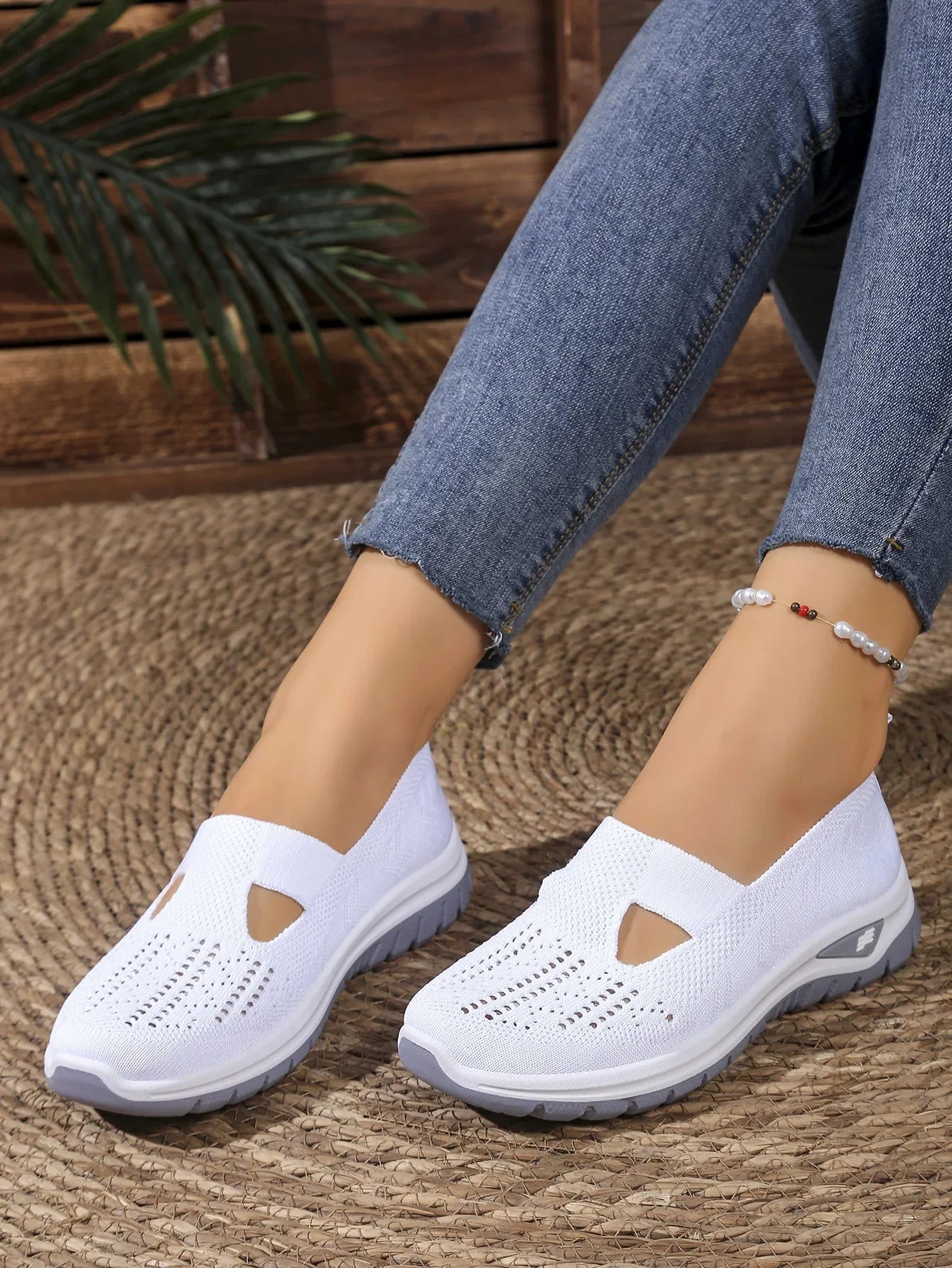 Women's Casual Sports Shoes with Breathable Mesh, Fashionable and Versatile, Soft Soles, Comfortable and Casual 2026 New