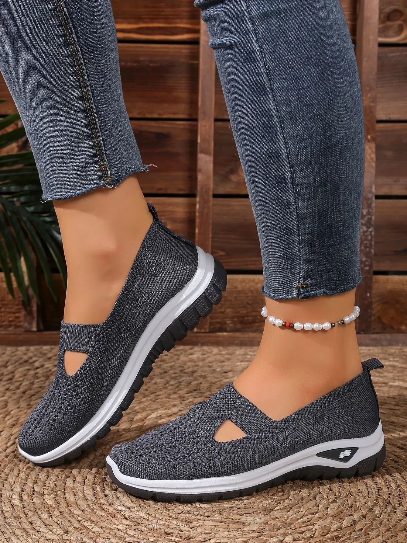 Women's Casual Sports Shoes with Breathable Mesh, Fashionable and Versatile, Soft Soles, Comfortable and Casual 2026 New