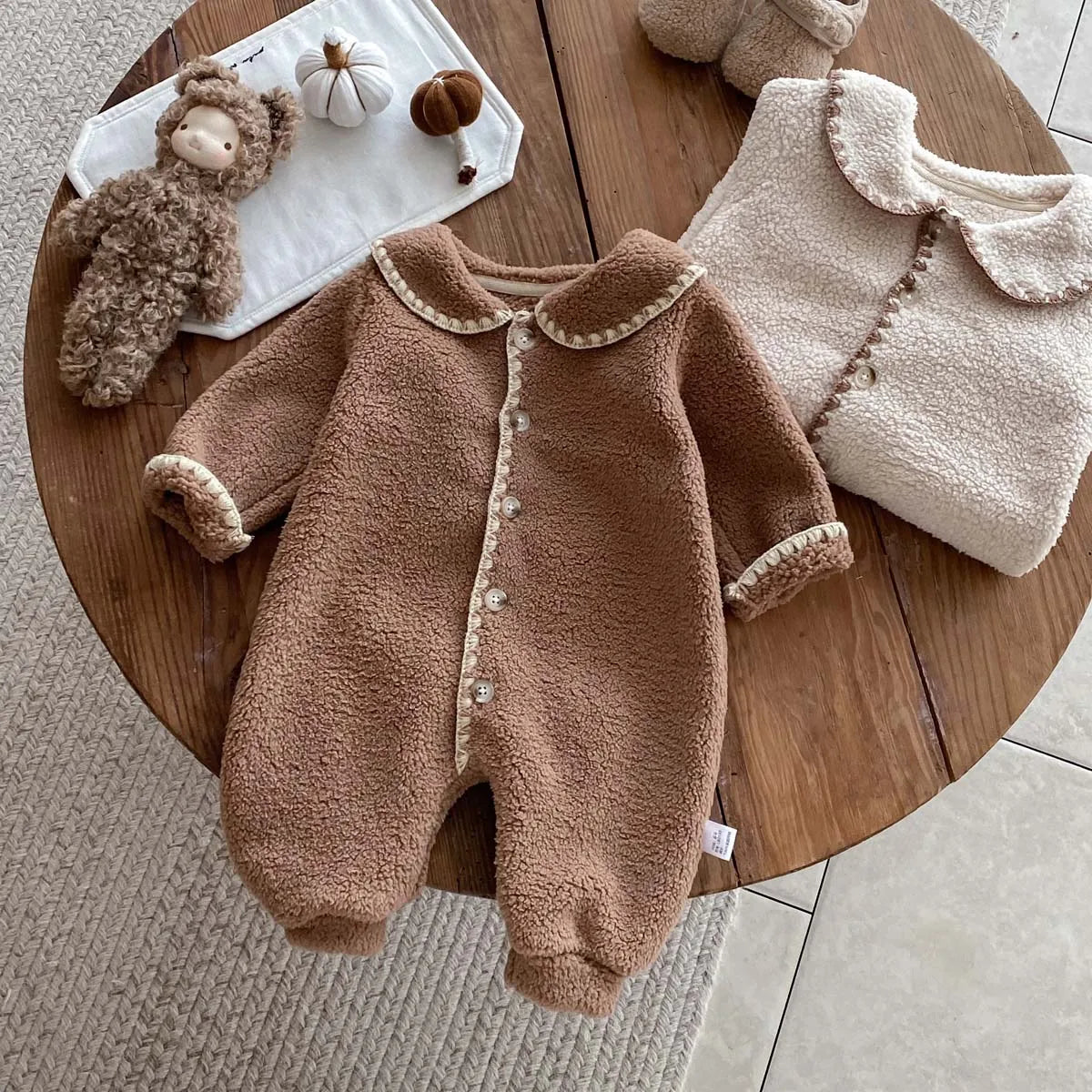 Baby's winter lapel fleece-lined long-sleeved jumpsuit, male and female baby plush long-sleeved jumpsuit, very suitable for goin