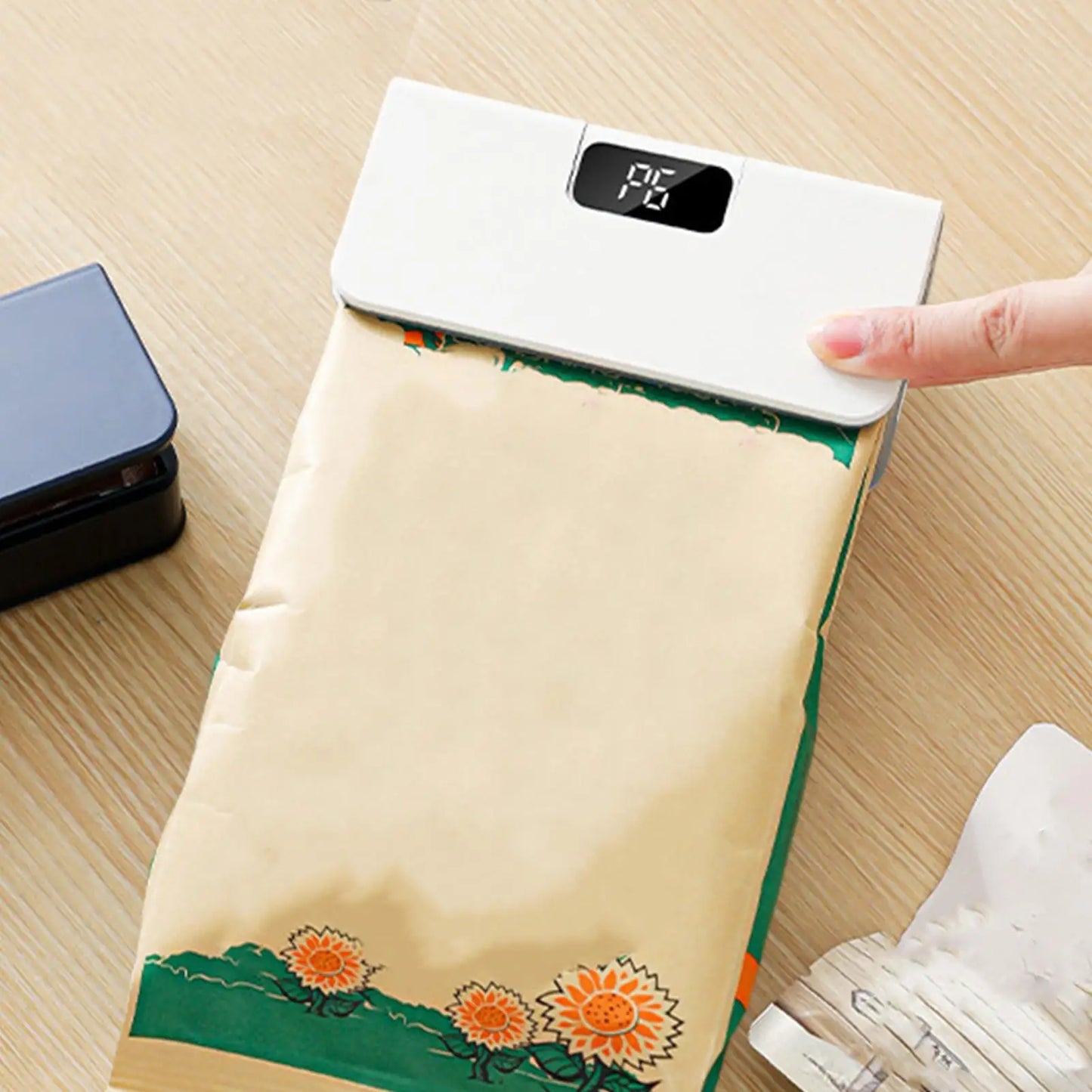 Small Bag Sealer 2 In 1 Chip Bag Sealer And Cutter Vacuum Sealer Fridge Magnet 6-speed Intelligent Temperature Control