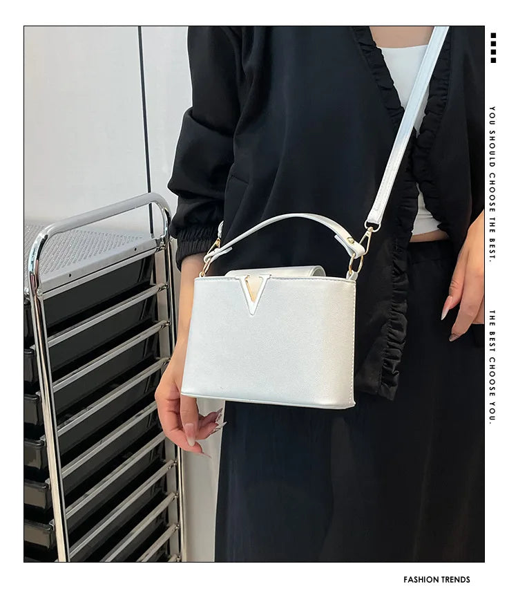 Luxury handbags for women 2026 New VLarge-capacity bucket bag for commuting, hand-held shoulder bag