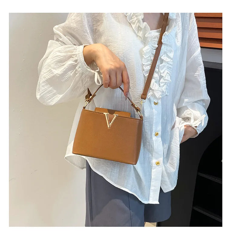 Luxury handbags for women 2026 New VLarge-capacity bucket bag for commuting, hand-held shoulder bag