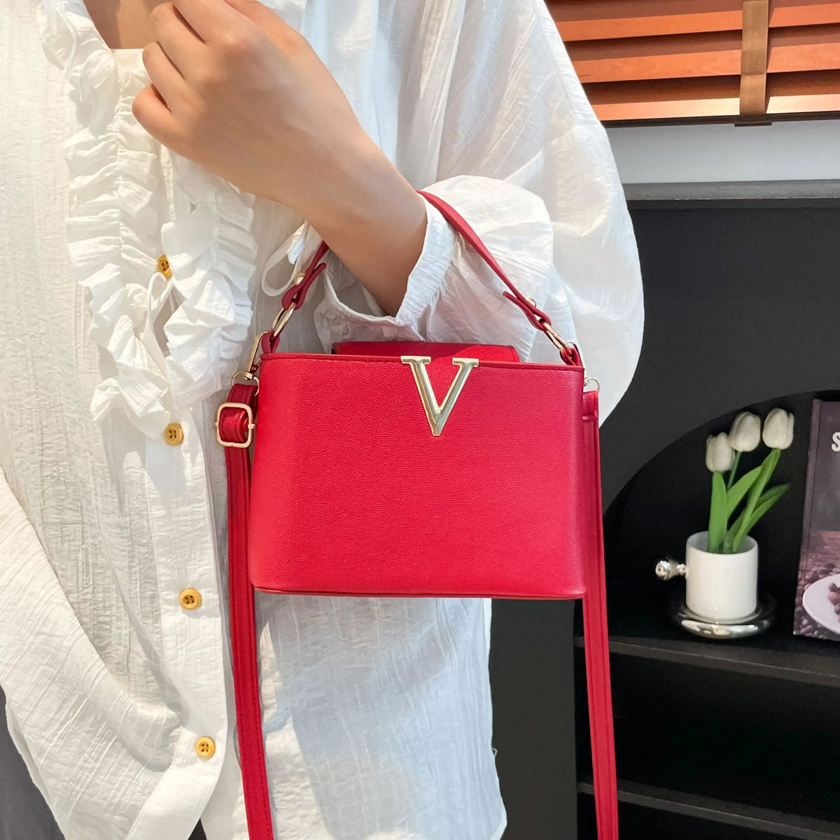 Luxury handbags for women 2026 New VLarge-capacity bucket bag for commuting, hand-held shoulder bag