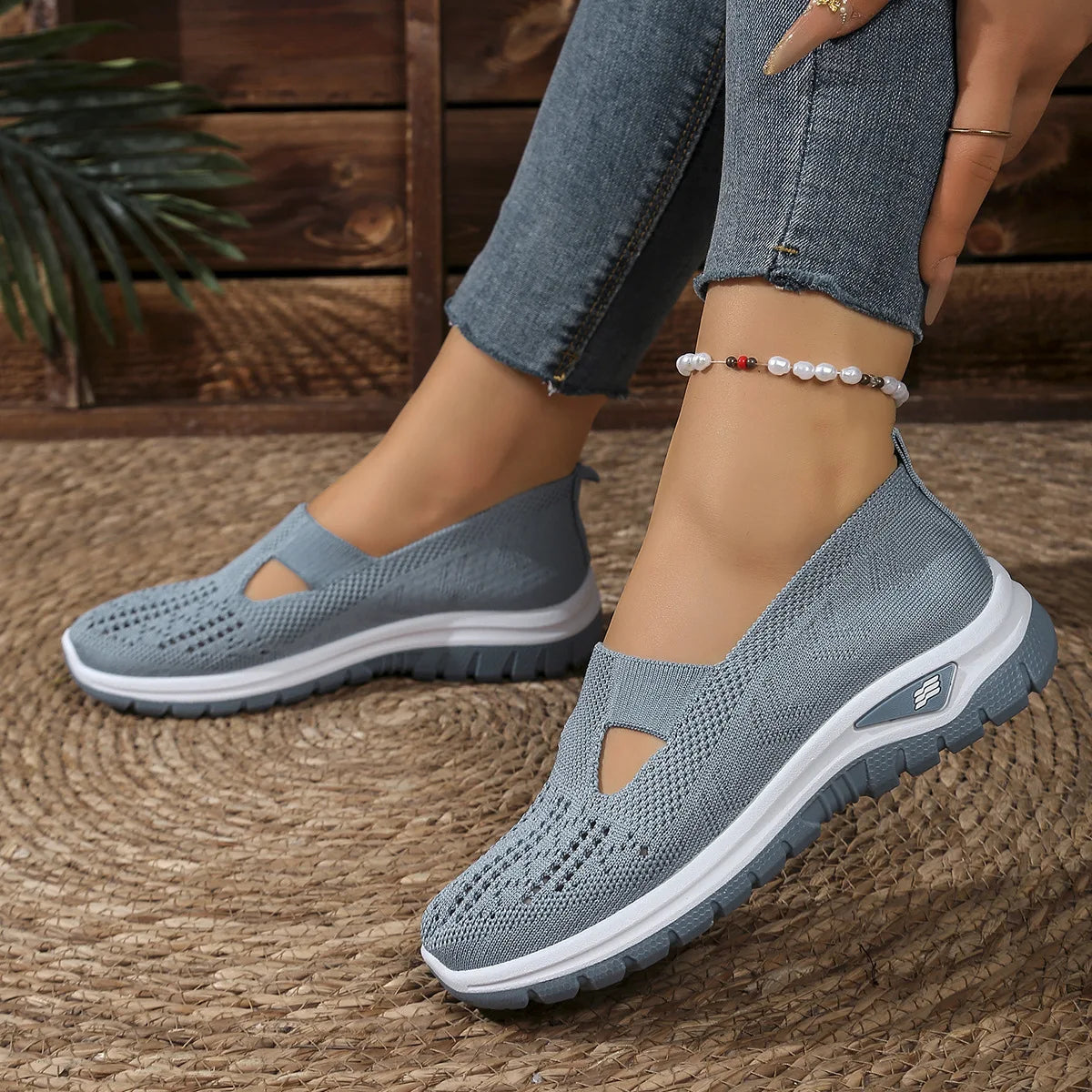 Women's Casual Sports Shoes with Breathable Mesh, Fashionable and Versatile, Soft Soles, Comfortable and Casual 2026 New