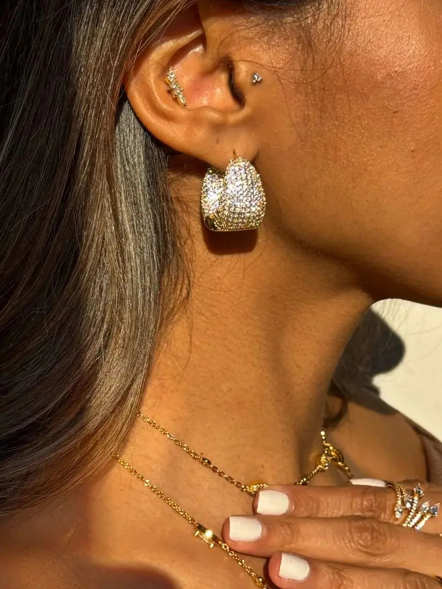 2025 New Arrived Classic Women Fashion Jewelry Full Micro Paved Sparking CZ Curved Waterdrop Shaped Huggie Hoop Earring