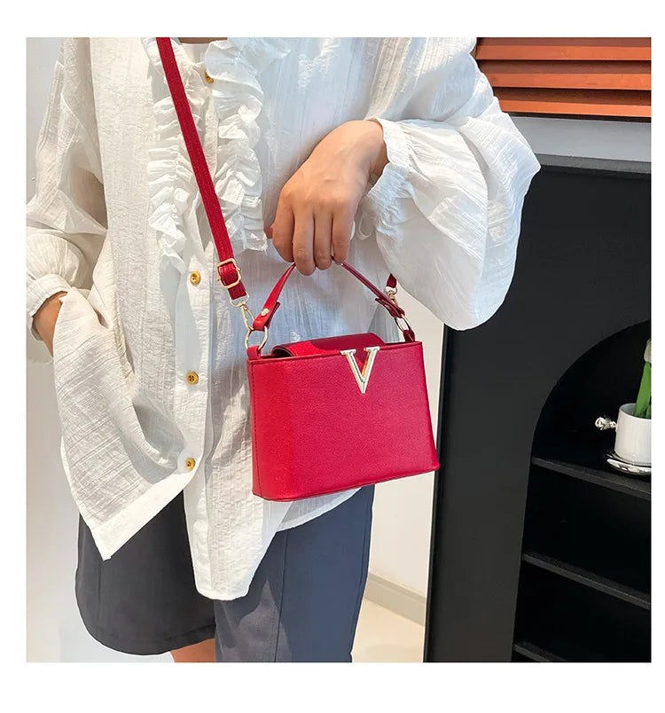 Luxury handbags for women 2026 New VLarge-capacity bucket bag for commuting, hand-held shoulder bag