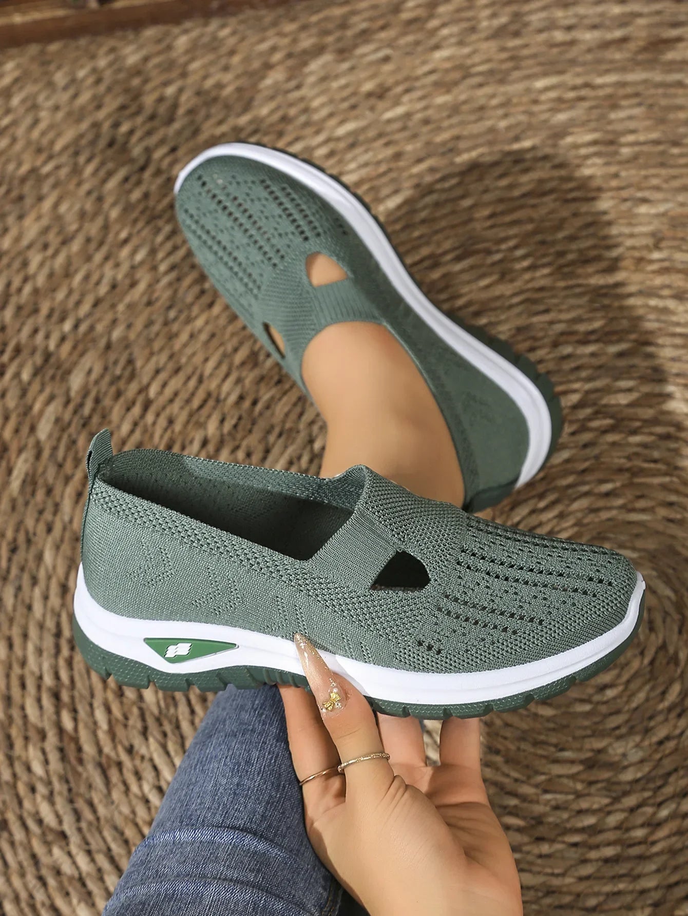 Women's Casual Sports Shoes with Breathable Mesh, Fashionable and Versatile, Soft Soles, Comfortable and Casual 2026 New