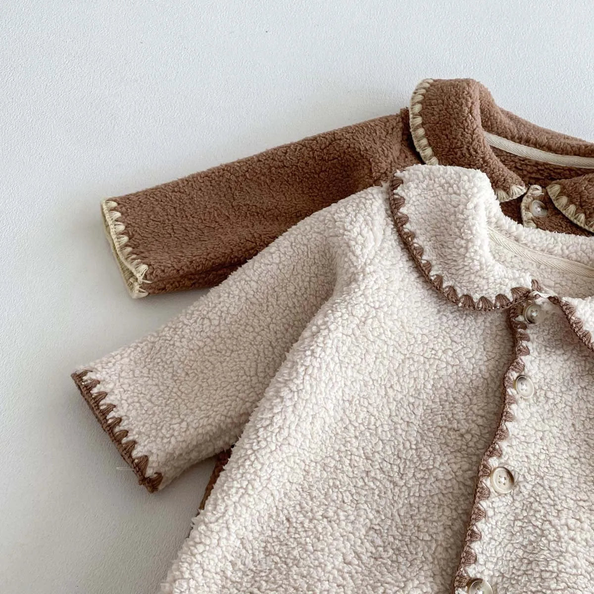 Baby's winter lapel fleece-lined long-sleeved jumpsuit, male and female baby plush long-sleeved jumpsuit, very suitable for goin